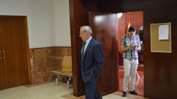 El diputado provincial de Zamora y alcalde de Rosinos de la Requejada, Ángel Prada, a su salida del Juzgado de lo Penal tras el juicio