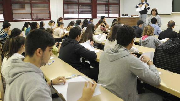 Estudiantes en el examen de selectividad en el Aulario de la UVA, el pasado año.