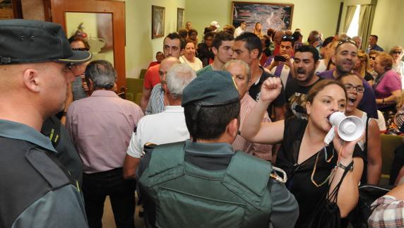 La Guardia Civil desaloja a los vecinos en el segundo intento.,
