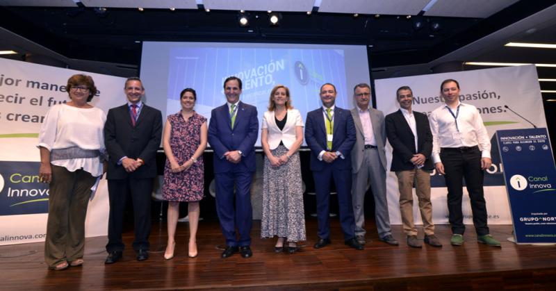 De izquierda a derecha Olga Viza, Joan Carrillo i Torrel (Concatel), Francesca Coll (CaixaBank), José Rolando Álvarez (Grupo Norte), Marta Martínez (IBM), César Ruiz (Grupo Norte), Miquel Barceló (Universidad Politécnica de Catalunya), Miguel Ángel García (Telefónica) y Héctor Robles (Domo).