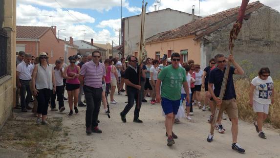Participantes en la procesión muda de Remondo en honor a San Antonio de Padua.
