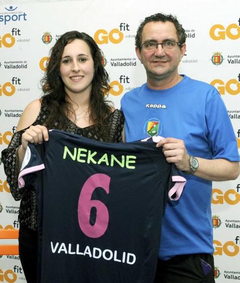 Nekane, con su nueva camiseta, junto a Miguel A. Peñas. 