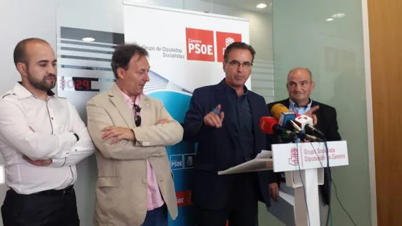 El portavoz del Grupo Socialista en la Diputación de Zamora, Antonio Plaza, y el alcalde de Galende, José Manuel Prieto, durante la rueda de prensa