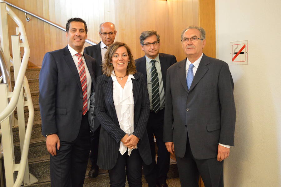 La consejera de Agricultura y Ganadería, Milagros Marcos, junto al gerente de Cobadu, Rafael Sánchez Olea
