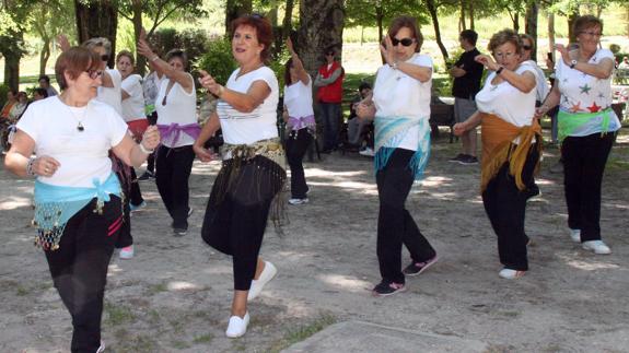 Un grupo de mujeres baila la danza del vientre. 