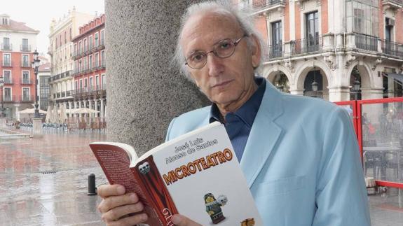 José Luis Alonso de Santos, con su libro 'Microteatro'. 