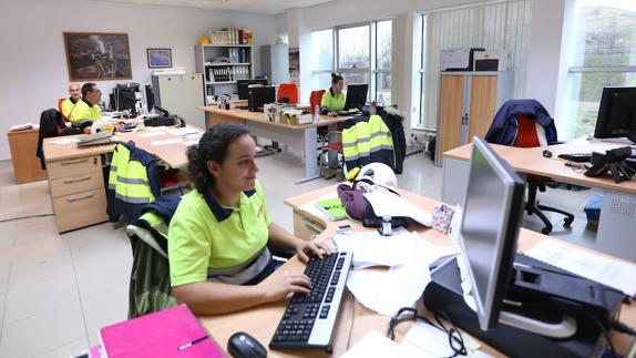 Trabajadores en una oficina.