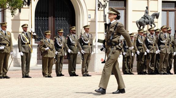 Una alumna del curso de sargentos en el desfile en el patio de armas de la Academia de Caballería.