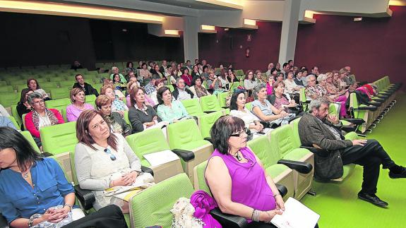Público asistente al encuentro celebrado en la Biblioteca PúblicaEnrique Camina