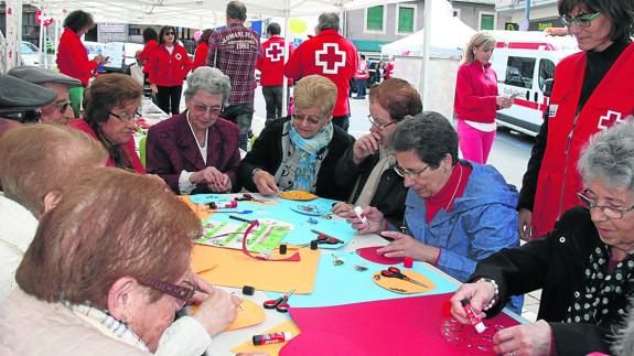 Participantes en uno de los talleres realizados por Cruz Roja. 