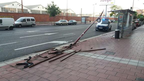 Así quedaron, banco y farola, tras el choque del vehículo.