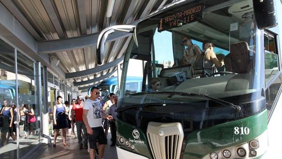 Pasajeros se suben a un autobús para desplazarse a Madrid. 
