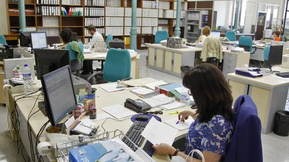 Funcionarios municipales trabajan en la Casa Consistorial. 