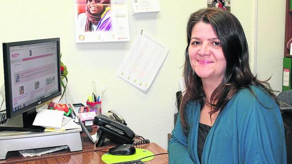 Cristina Almeida en el despacho donde ejerce como asesora jurídica de Cáritas.