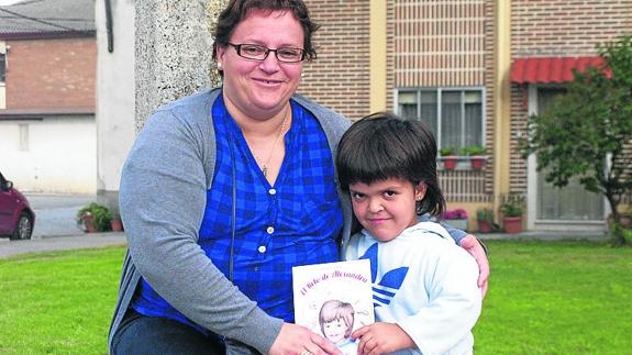 Ana González, con Alexandra y el cuento que le ha dedicado. 