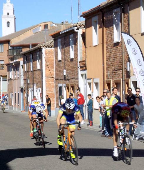Uno de los numerosos esprínes en el IX Trofeo del Tratado, en Tordesillas. EL NORTE