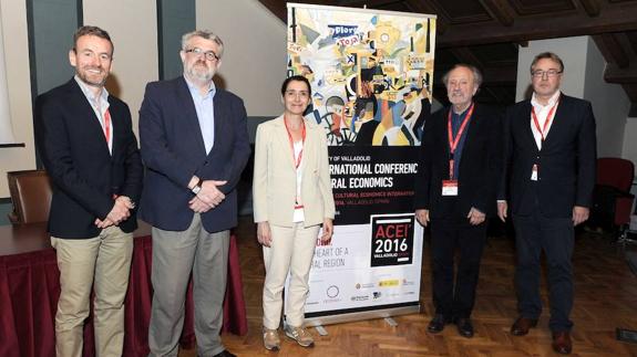 De izquierda a derecha, Axel Rüger, del Museo Van Gogh de Amsterdam; Miguel Falomir, director adjunto de Conservación del Prado; Anne Krebs, del Louvre; el moderador de la mesa, Victor Ginsburg, de la Universidad de Bruselas, y Andreas Bienert, de los Museos Estatales de Berlín, ayer, en el Palacio de Congresos Conde Ansúrez. 