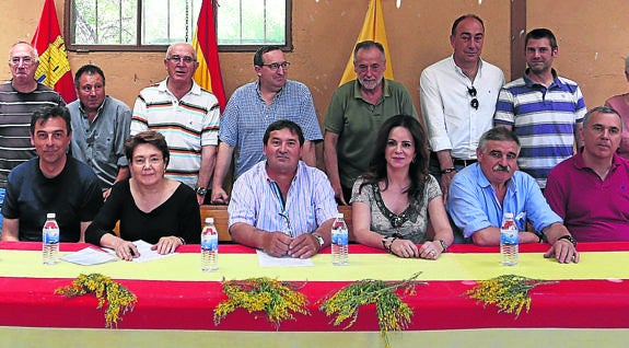 La presidenta de las Cortes, Silvia Clemente, con los miembros de la junta general de la Comunidad de Villa y Tierra de Pedraza. 