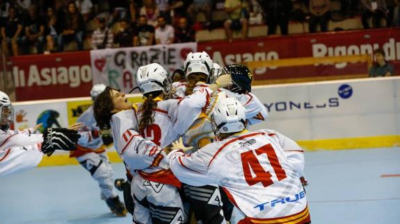 Las jugadoras del combinado nacional celebran su triunfo ante Italia. 