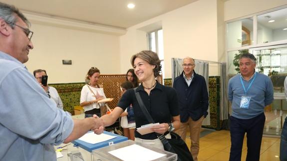 La ministra en funciones de Agricultura, Alimentación y Medio Ambiente, Isabel García Tejerina, vota en Valladolid. 