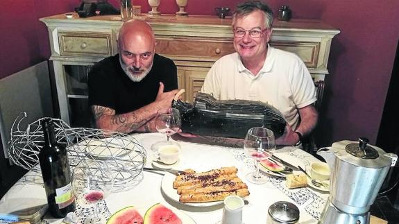 Domingo Sánchez Blanco y Miguel Cereceda muestran dos maquetas de la escultura habitable.