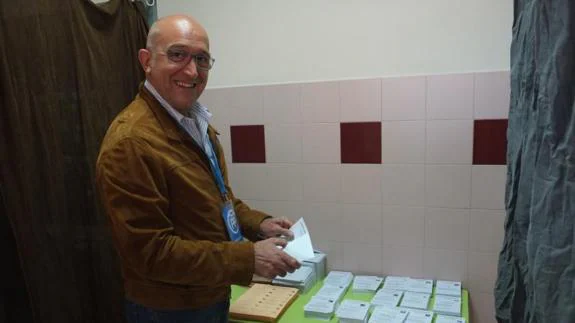 Jesús Julio Carnero, número dos del PP en la provincia y presidente de la Diputación, instnates antes de votar. .
