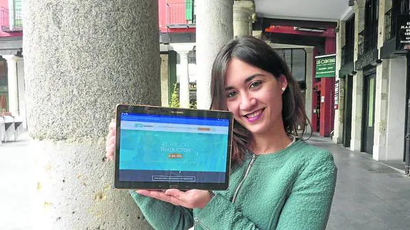 Lourdes Yague muestra la web www.hellotranslator.com, que creó en mayo de 2015