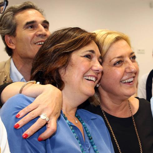 Beatriz Escudero y Paloma Sanz, del PP, celebran los resultado en la noche de este domingo.  
