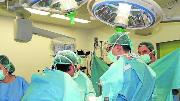 Operación en el Hospital Río Hortega a un enfermo de cáncer. ::