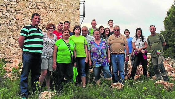 El grupo, ante el torreón de la Greda.