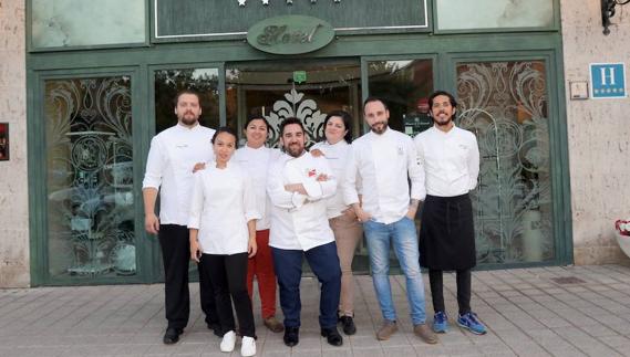 JordiBernat, en el centro, rodeado de Gregory Rome, Johanna Gavilánez, FranSegura, Odiel Morales y dos miembros de los equipos de cocina.