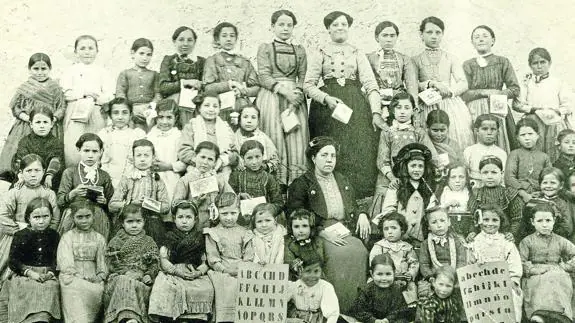 Una de las fotos más antiguas de la colección, la del colegio de las ‘niñas’ en 1916. 