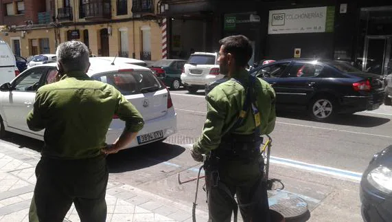 Operarios de Iberdrola durante la intervención en la calle Panaderos. 