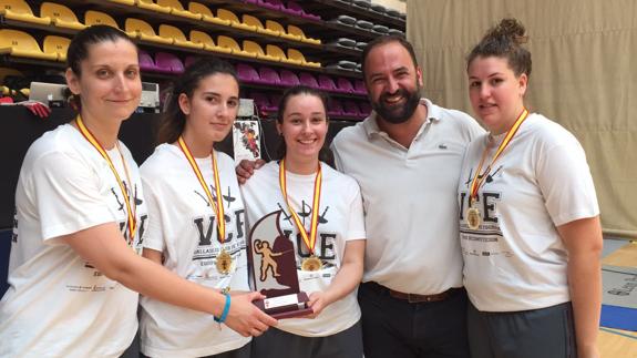 Dora, María, Inés, José Miguel Ortega (presidente del CVE) y Macarena, posan con su trofeo . 
