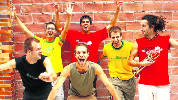 Integrantes de La Pegatina.
