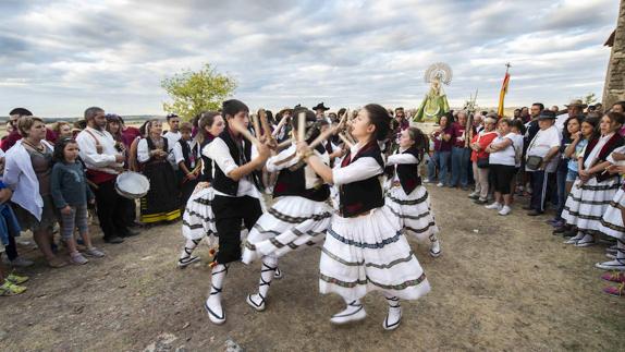 Foto ganadora de la edición del año pasado, qye refleja la danza del paloteo en la romería del Virgen de Tormejón que veneran en Armuña.  