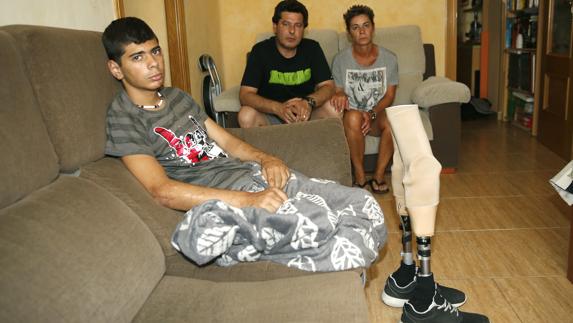 Unai junto a sus dos padres, en la vivienda familiar. 