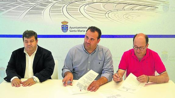 David Mingo, centro, y Manuel Muiños, derecha, firmaron el convenio de colaboración.