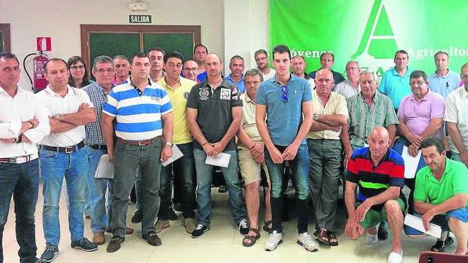 Asistentes a la reunión mantenida ayer en Asaja Salamanca para tratar el tema de la trashumancia en la apicultura y buscar soluciones a los problemas surgidos al respecto. 