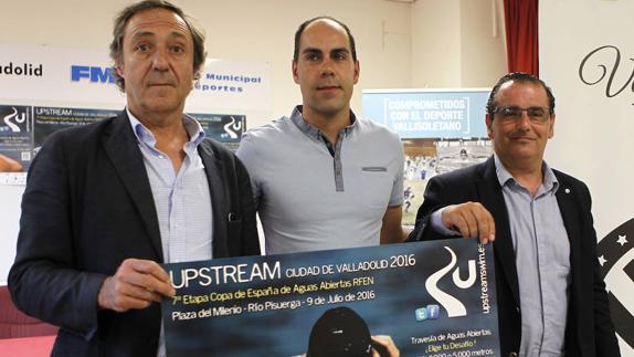Borja Lara, de la FMD, Ricardo Barreda, de Upstream 2016, y Narciso Prieto, de Caja Rura Zamora, posan con el cartel. 