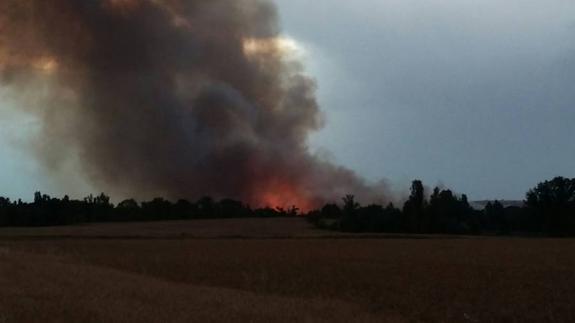El incendio provocó una intensa humareda que se extendió por el fuerte viento.