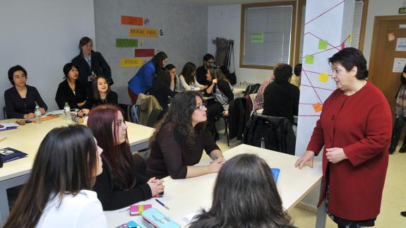 La alcaldesa conversa con algunos de los participantes en la tercera Lanzadera de Empleo. A. Benavente-Ical