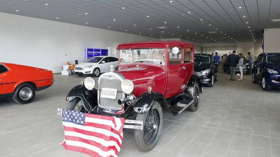 A la izquierda, un Ford de 1928 que preside la exposición, ataviada ayer, 4 de julio, con los colores norteamericanos