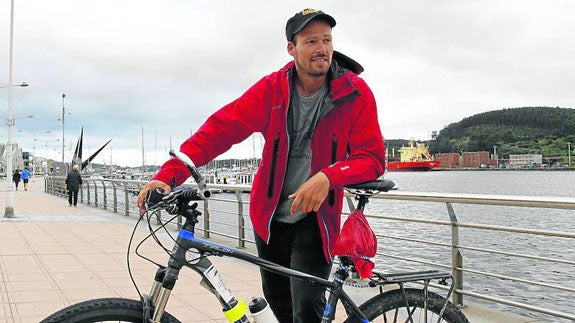Olfo Bosé recorre la costa española en bicicleta