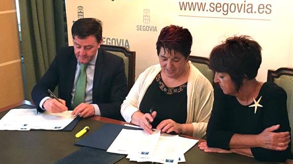 Ricardo Rivera y Clara Luquero firman el convenio ante Claudia de Santos.