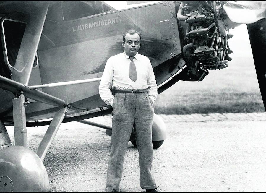 El escritor y piloto francés ante el avión de uno de los periódicos para los que trabajó