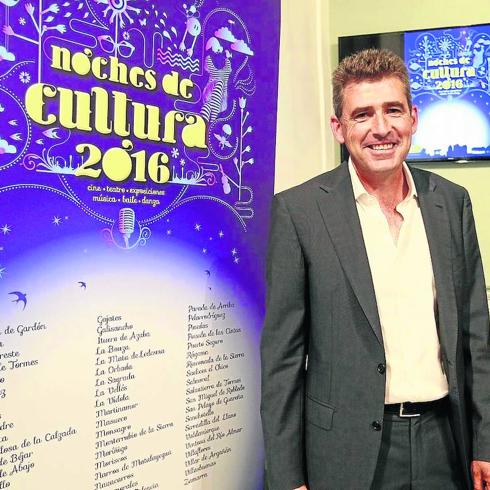 JuliánBarrera, diputado de Cultura, posa junto al cartel del programa de este verano.