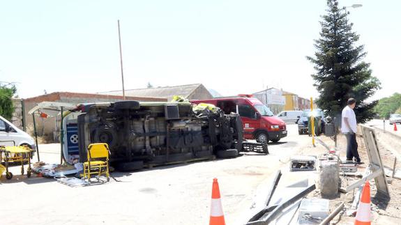 La ambulancia, volcada en el lugar del suceso.