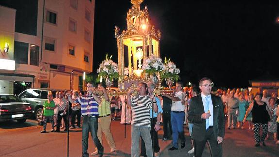 La procesión nocturna tras la celebración de la misa. 