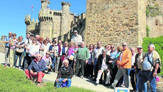 Los cooperativistas, junto al Castillo de los Templarios, en Ponferrada